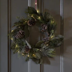 Winter Woodlands Wreath 4 Winter Woodlands Wreath -Sophie Allport AW22 x36884tt gr winter woodland wreath DSC 247 lifestyle high res square