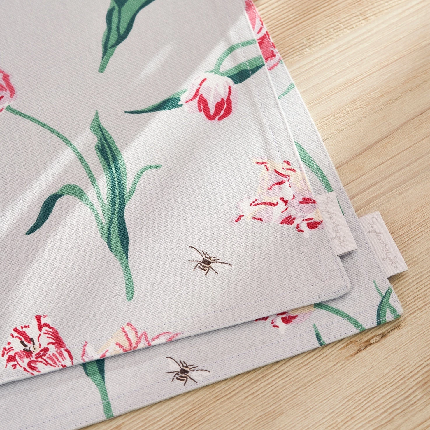 Tulips Fabric Placemats (Set Of 2) 2 Tulips Fabric Placemats (Set Of 2) - Image 2