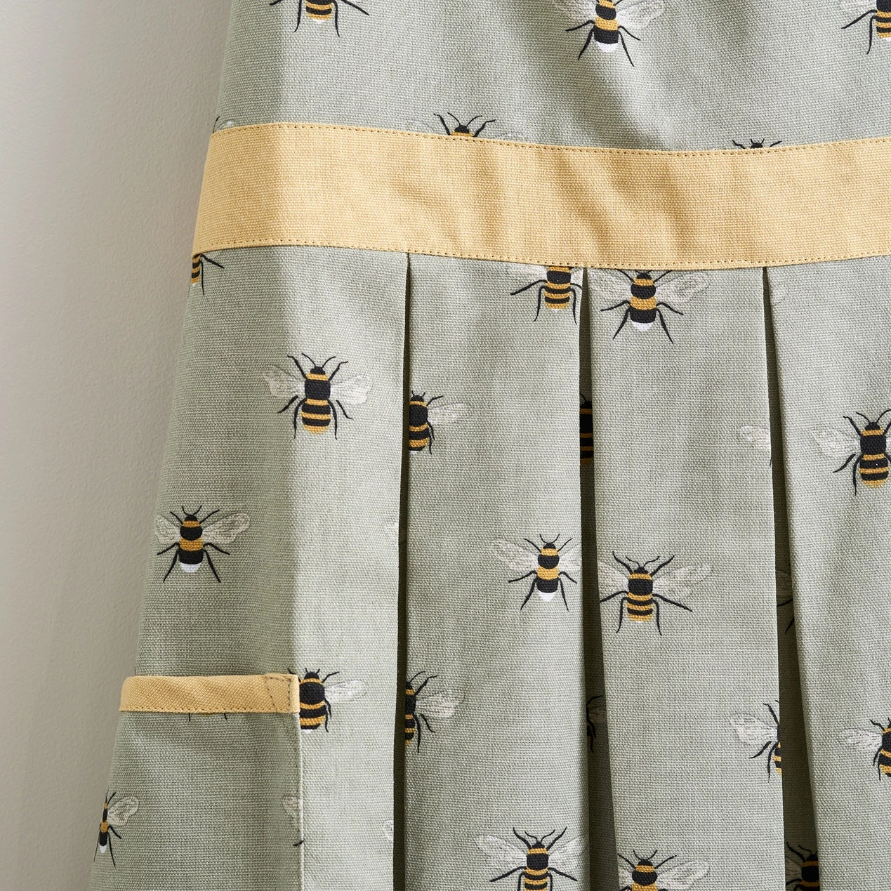 Bees Vintage Apron 2 Bees Vintage Apron - Image 2
