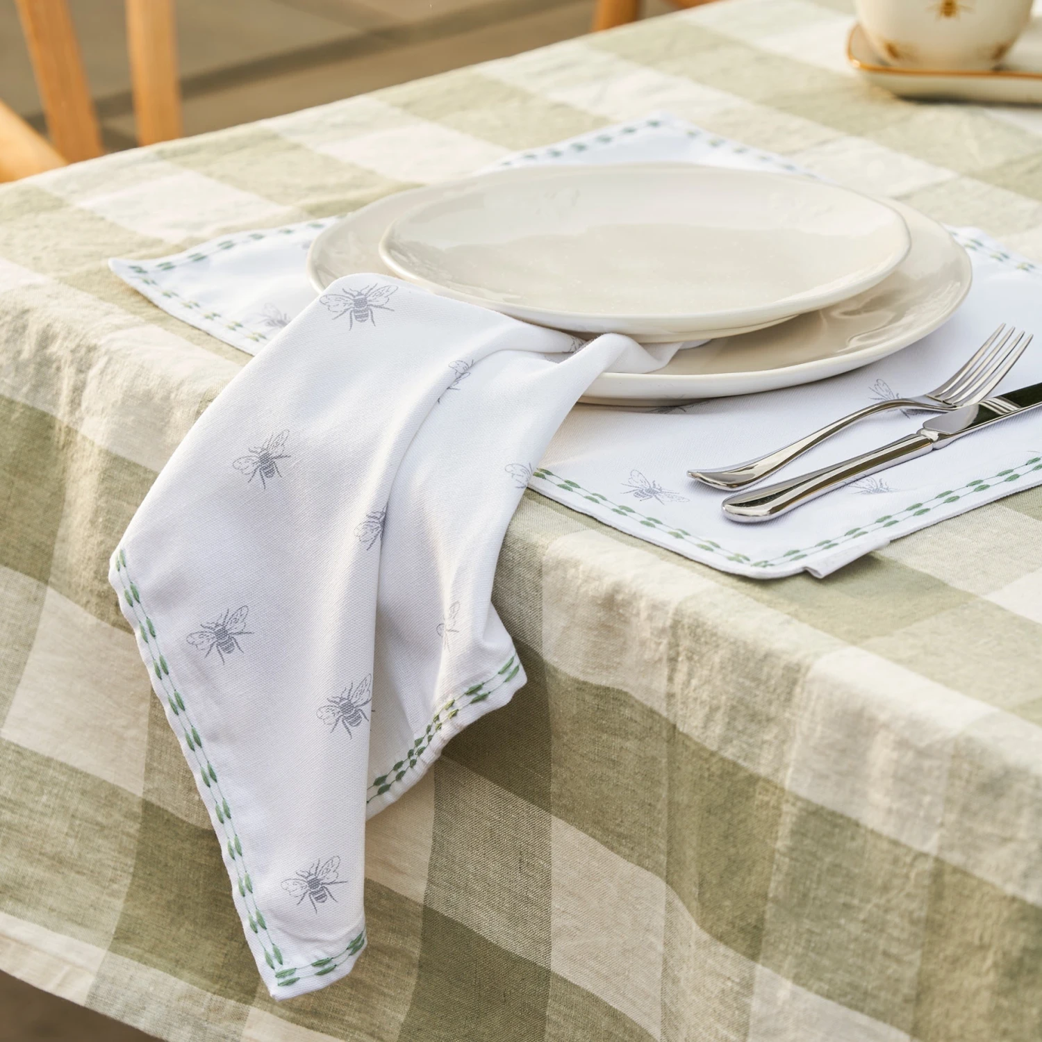 Bees Embroidered Napkins (Set Of 4) 1 Bees Embroidered Napkins (Set Of 4)