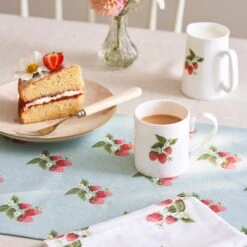Strawberries Blue Table Runner -Sophie Allport SS24 BM97W01 SQUARE 9850d077 9171 4bea 8034 206d5fcf56e2