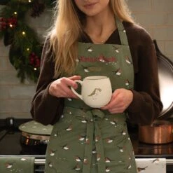 Robin Adult Apron -Sophie Allport all101250 spm101 all101100 all101175 all101602 robin apron stoneware mug oven glove hob cover tea towel landscape lifestyle high res square
