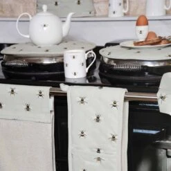 Bees Circular Hob Cover -Sophie Allport all36100 bees double oven glove lifestyle high res web image