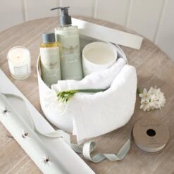 Honey Spiced Lavender Bath Oil -Sophie Allport bb01hsl sghsl01 sctam01 scnl01 mothers day gift box lifestyle high res square 1
