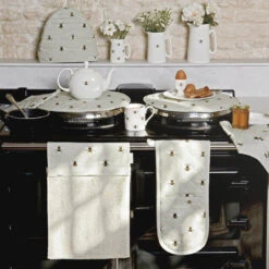 Bees Roller Hand Towel 7 Bees Roller Hand Towel -Sophie Allport bees collection lifestyle high res 1 web image 4 36249056 4be3 415d 8872 cc7f9dd798a7