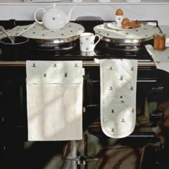 Bees Double Oven Glove 7 Bees Double Oven Glove -Sophie Allport bees collection lifestyle high res 2