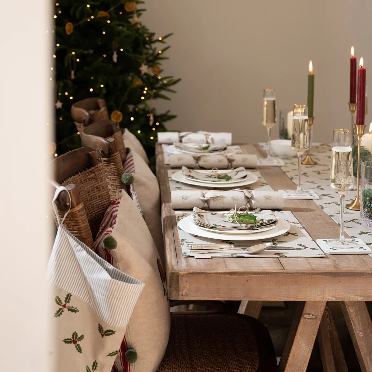 Holly & Berry Napkins (Set Of 4) 4 Holly & Berry Napkins (Set Of 4) - Image 4