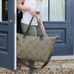 Giraffe Weekend Oundle Bag 10 Giraffe Weekend Oundle Bag -Sophie Allport poly77515w giraffe zsl weekend oundle bag 2 lifestyle high res square