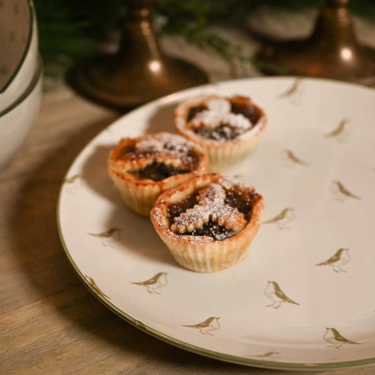 Robin Stoneware Dinner Plate 3 Robin Stoneware Dinner Plate - Image 3