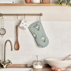 Rose Mug -Sophie Allport ss23 roses ALL106150M Oven Mitt square 8e16a1ff 3d7a 47cc b105 ff6b53dc5feb