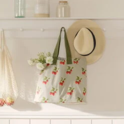 Bees Straw Hat -Sophie Allport ss23 strawberries all97540 everydayshoppingbag square b4b74ce2 6cc8 4cb7 870f 5e93ab0fa865
