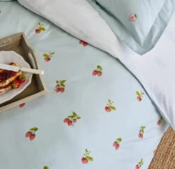 Strawberries Bedding Set -Sophie Allport ss23 strawberries strawberries01dq bedding detail2 square