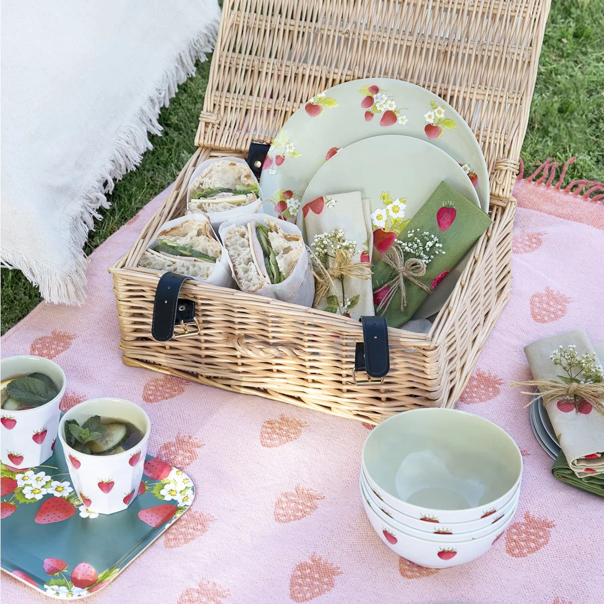 Strawberries Serving Tray - Small 5 Strawberries Serving Tray - Small - Image 5